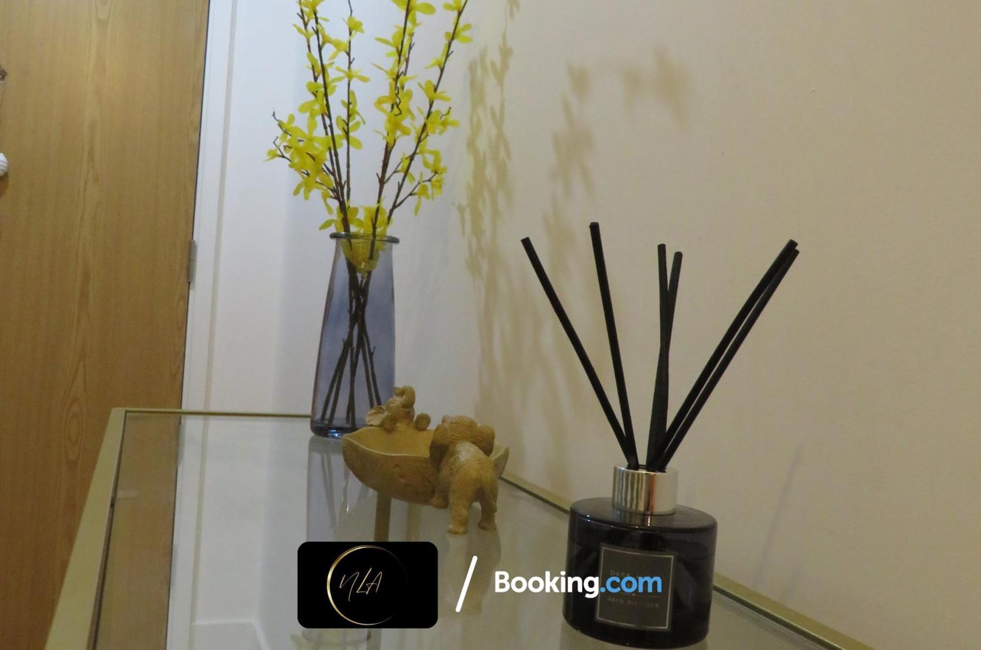 City Centre Apartment With Free Parking, 2 Bathrooms, Netflix And Wifi - Suitable For Contractors And Families - By Noor Luxury Accommodations Birmingham Exterior foto